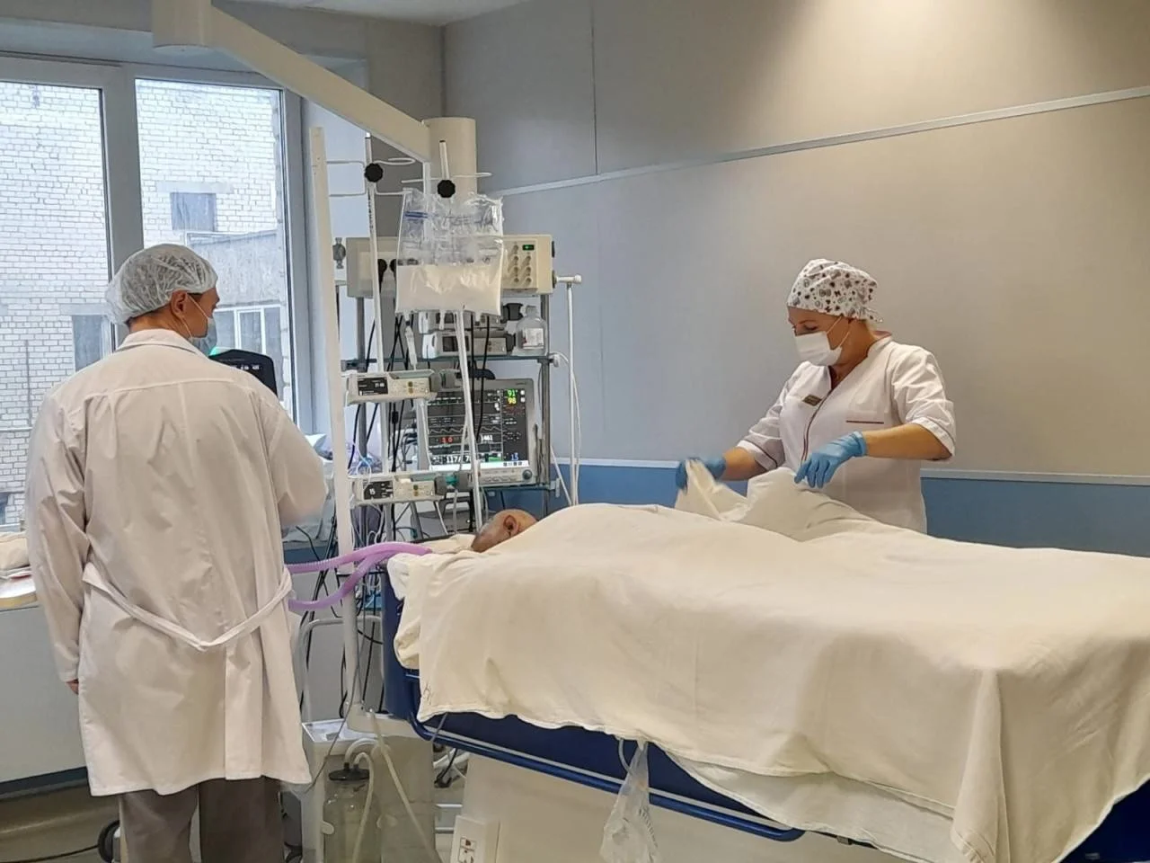 Врачи Центральной городской клинической больницы спасли пациента после удара током в 10 тысяч вольт.